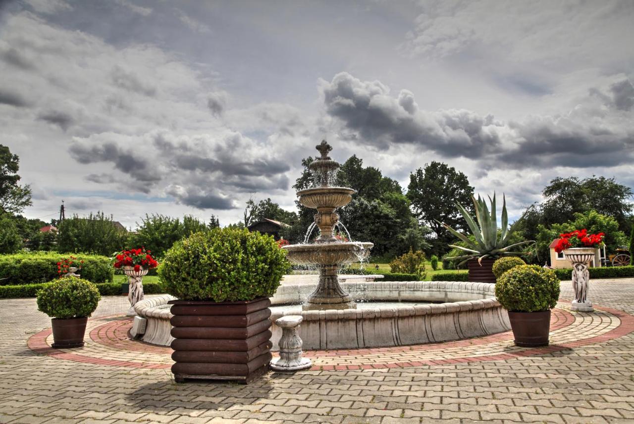 Zespol Palacowo-Parkowy Badzow Polkowice Bagian luar foto