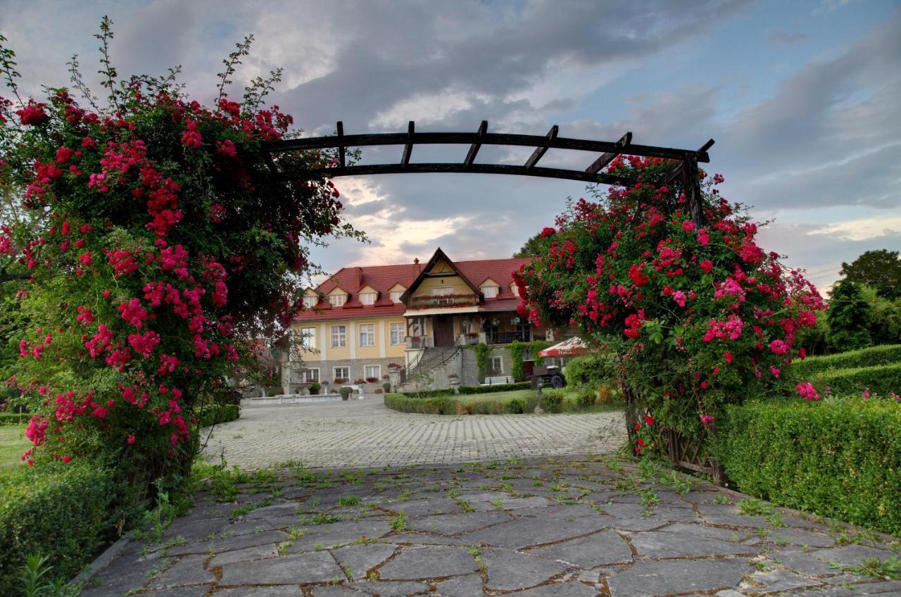 Zespol Palacowo-Parkowy Badzow Polkowice Bagian luar foto
